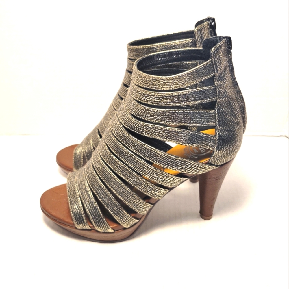 NWOT JEFFREY CAMPBELL IBIZA Marly Gold Platform Sandals